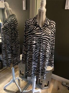 NWT.Chico's Black & Cream/Tan Zebra-Print Button Front Top, XL or size Chico’s 3